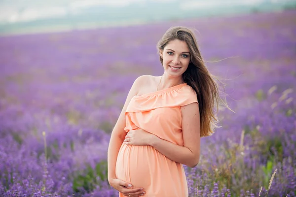 Gravid flicka på ett lavendelfält — Stockfoto