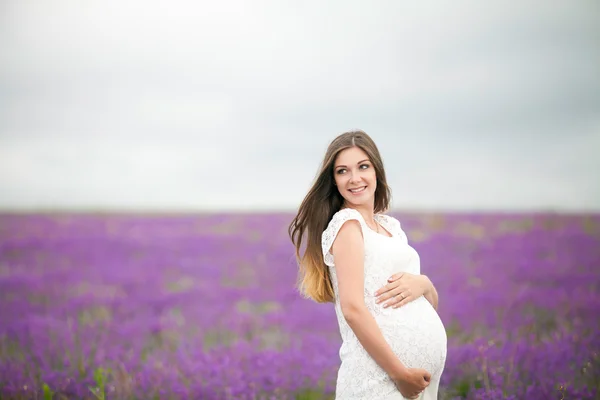 在薰衣草地里的怀孕女孩 — 图库照片