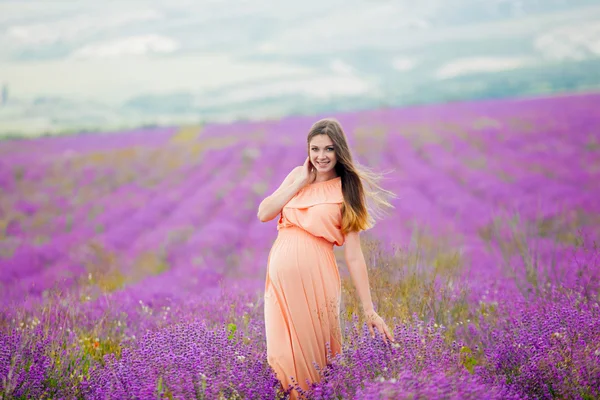 Gravid tjej går i lavendel — Stockfoto