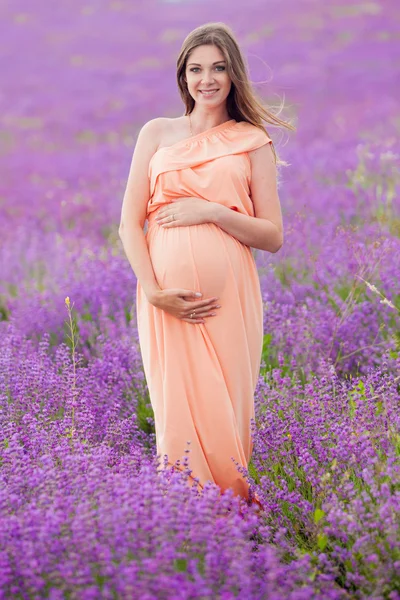 Enceinte belle fille dans un champ de lavande — Photo