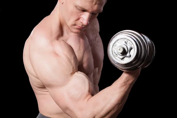 Bodybuilder maschile con manubri — Foto Stock