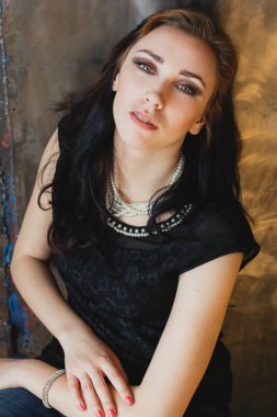 Stüdyoda poz veren kız model.