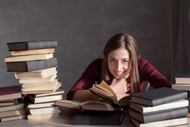 kitap ve okuma oturan kız