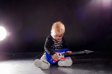 küçük çocuk gitarist