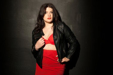 Stüdyoda poz veren kız model.