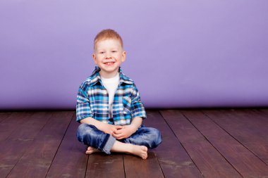 Stüdyoda poz çocuk