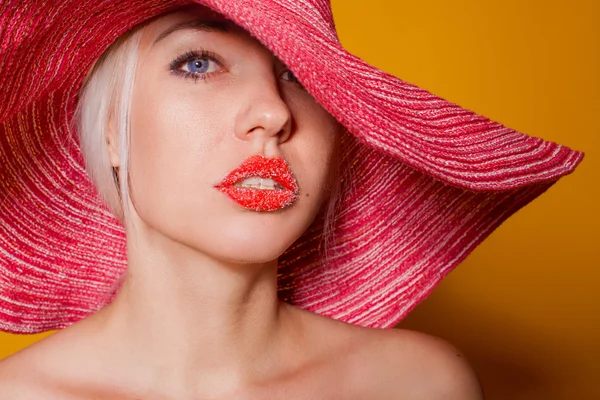 Portrait d'une fille avec un chapeau aux lèvres rouges — Photo
