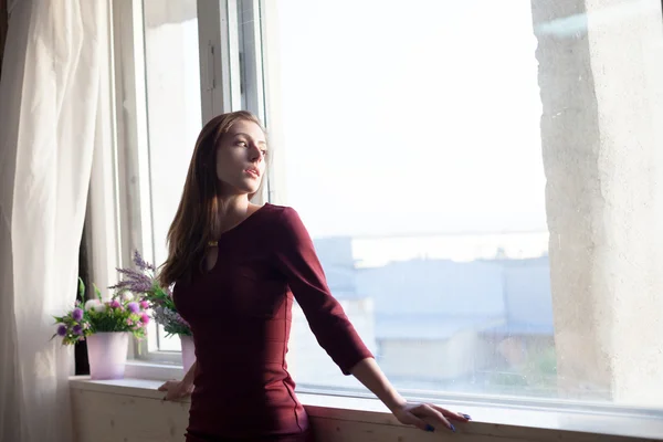 kızı pencereden dışarı bakıyor pencereden standları