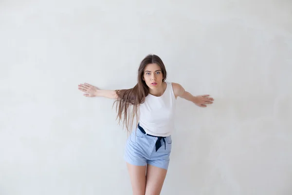 Modelo menina posando no estúdio — Fotografia de Stock