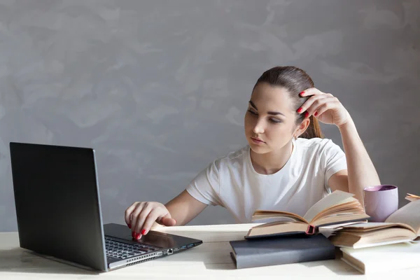 Meisje achter de boeken leest bereidt zich voor op examens — Stockfoto