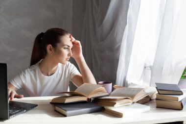 kitap okuma arkasındaki kız sınavları için hazırlar