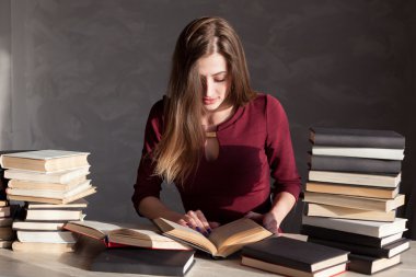 kitap ve okuma oturan kız