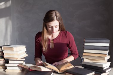 kitap ve okuma oturan kız