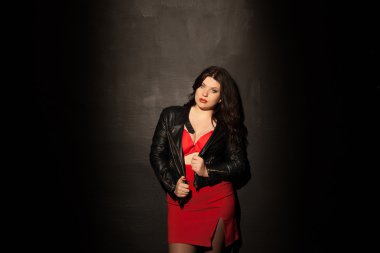 Stüdyoda poz veren kız model.