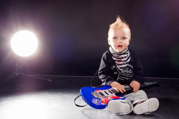 Malý chlapec kytarista — Stock fotografie
