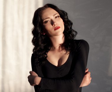 Stüdyoda poz veren kız model.