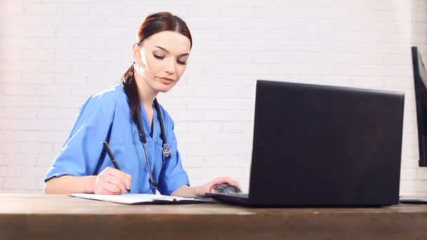 Menina agradável médico funciona — Vídeo de Stock