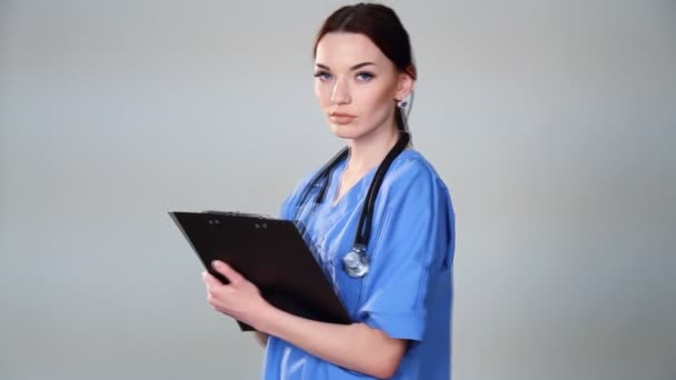 Bella ragazza medico lavora — Video Stock