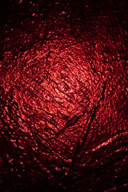 Stüdyoda kırmızı desenli duvar