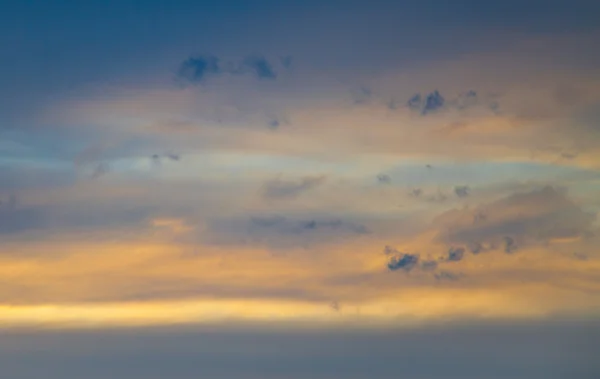 Himmel mit Wolken im Sonnenuntergang — Stockfoto