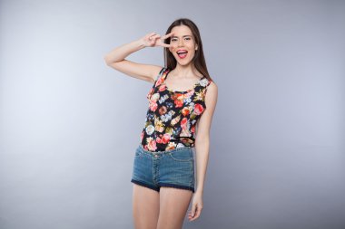 Stüdyoda poz veren kız model.