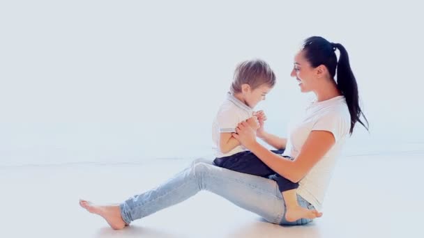 Mamá jugando con hijo pequeño — Vídeo de stock