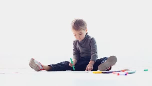 A little boy sits draws — Stock Video