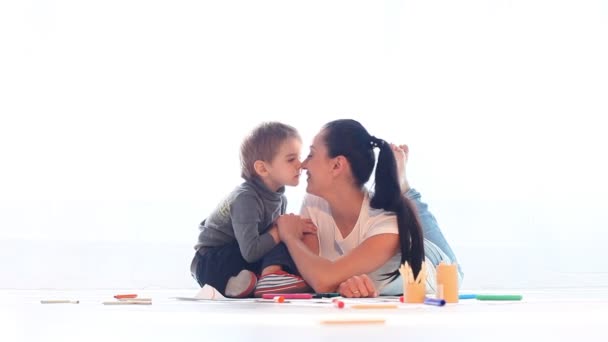 Genç oğlu ile oynarken annesi — Stok video