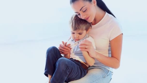 Mamá jugando con hijo pequeño — Vídeos de Stock