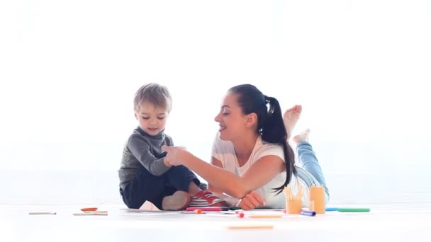 Mamá jugando con hijo pequeño — Vídeo de stock