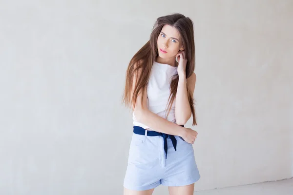 Dziewczyna model pozowanie w studio — Zdjęcie stockowe