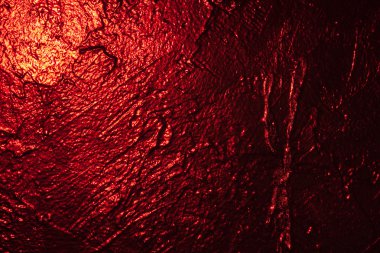 Stüdyoda kırmızı desenli duvar