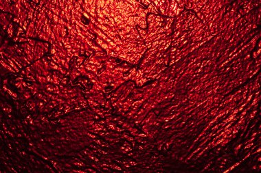 Stüdyoda kırmızı desenli duvar