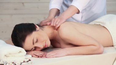 Kız Spa'da masaj yapıyor