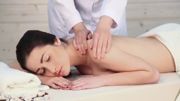 Menina agradável fazendo massagem no Spa — Vídeo de Stock
