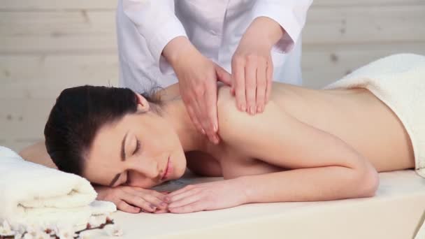 Гарна дівчина робить масаж в спа-центрі — стокове відео