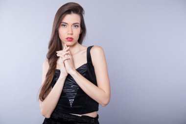 Stüdyoda poz veren kız model.