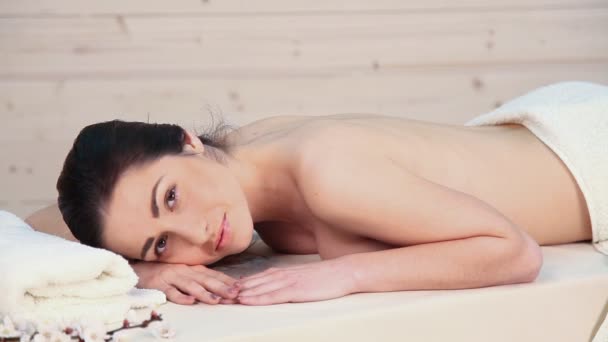 Bella ragazza fare massaggio in il spa — Video Stock