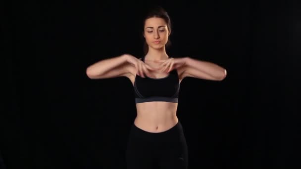 Kız egzersiz yapar — Stok video
