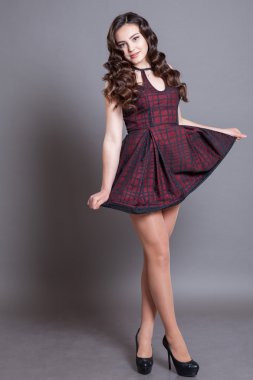 Stüdyoda poz veren kız model.