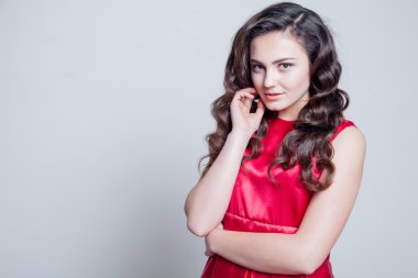 Stüdyoda poz veren kız model.