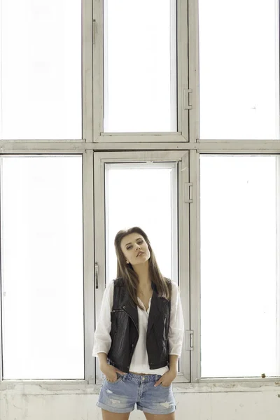 Modelu dziewczyna pozuje przez okno — Zdjęcie stockowe