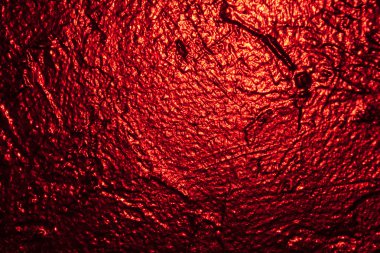 Stüdyoda kırmızı desenli duvar 