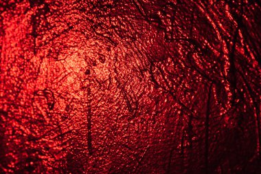 Stüdyoda kırmızı desenli duvar 