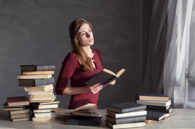 kitap ve kitap okuma kız oturuyor