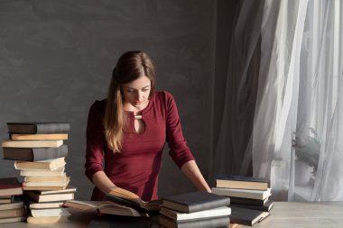 kitap ve kitap okuma kız oturuyor