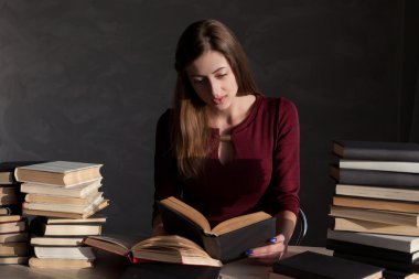 kitap ve kitap okuma kız oturuyor