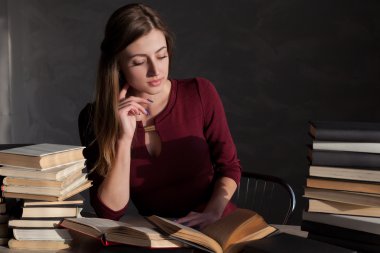 kitap ve kitap okuma kız oturuyor