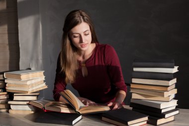 kitap ve kitap okuma kız oturuyor