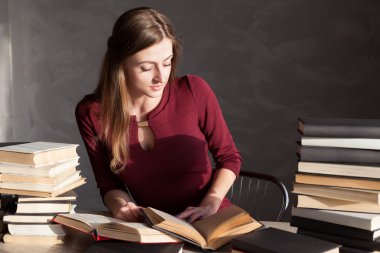 kitap ve kitap okuma kız oturuyor